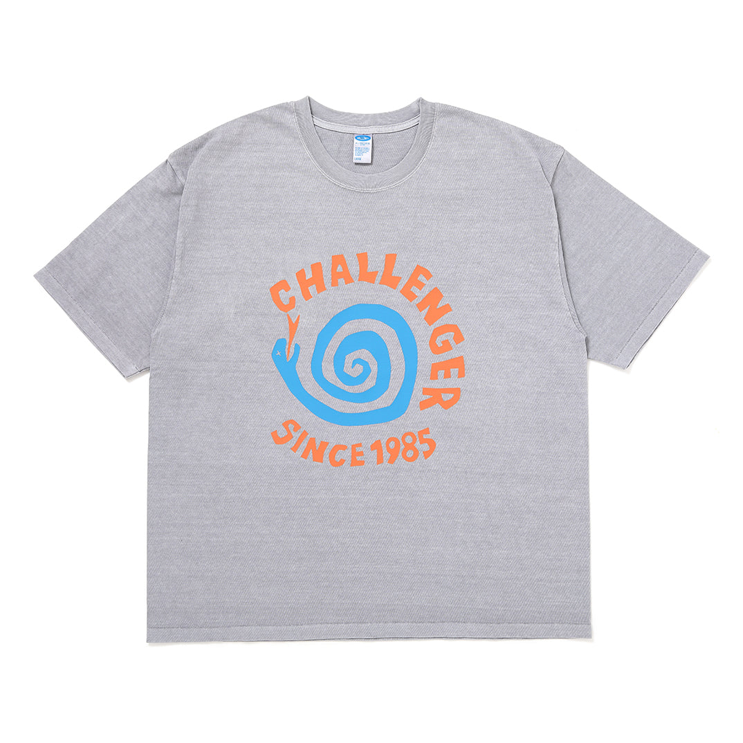 PIGMENT SPIRAL SNAKE TEE – CHALLENGER